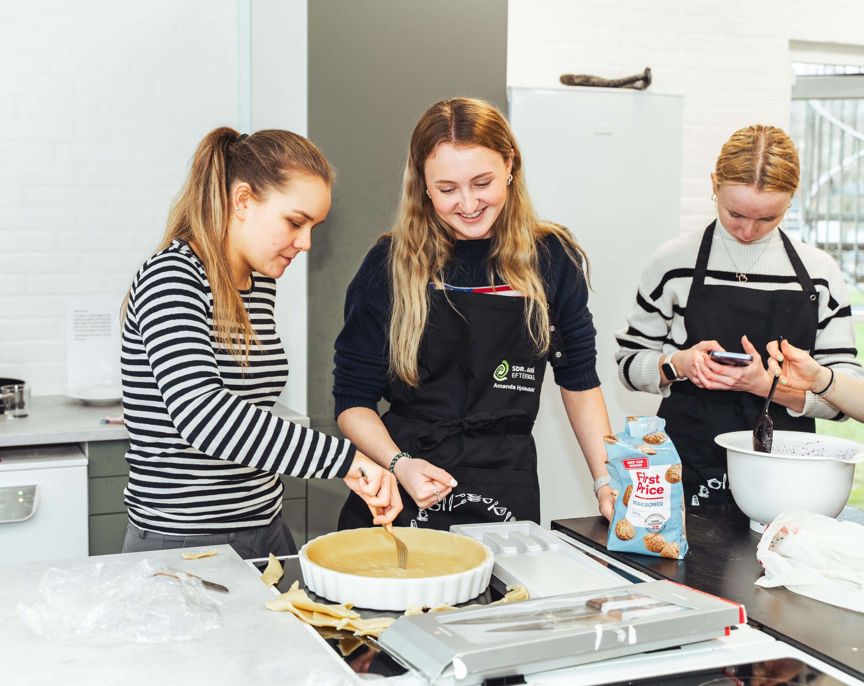 Elever laver mad på efterskole med madlavning