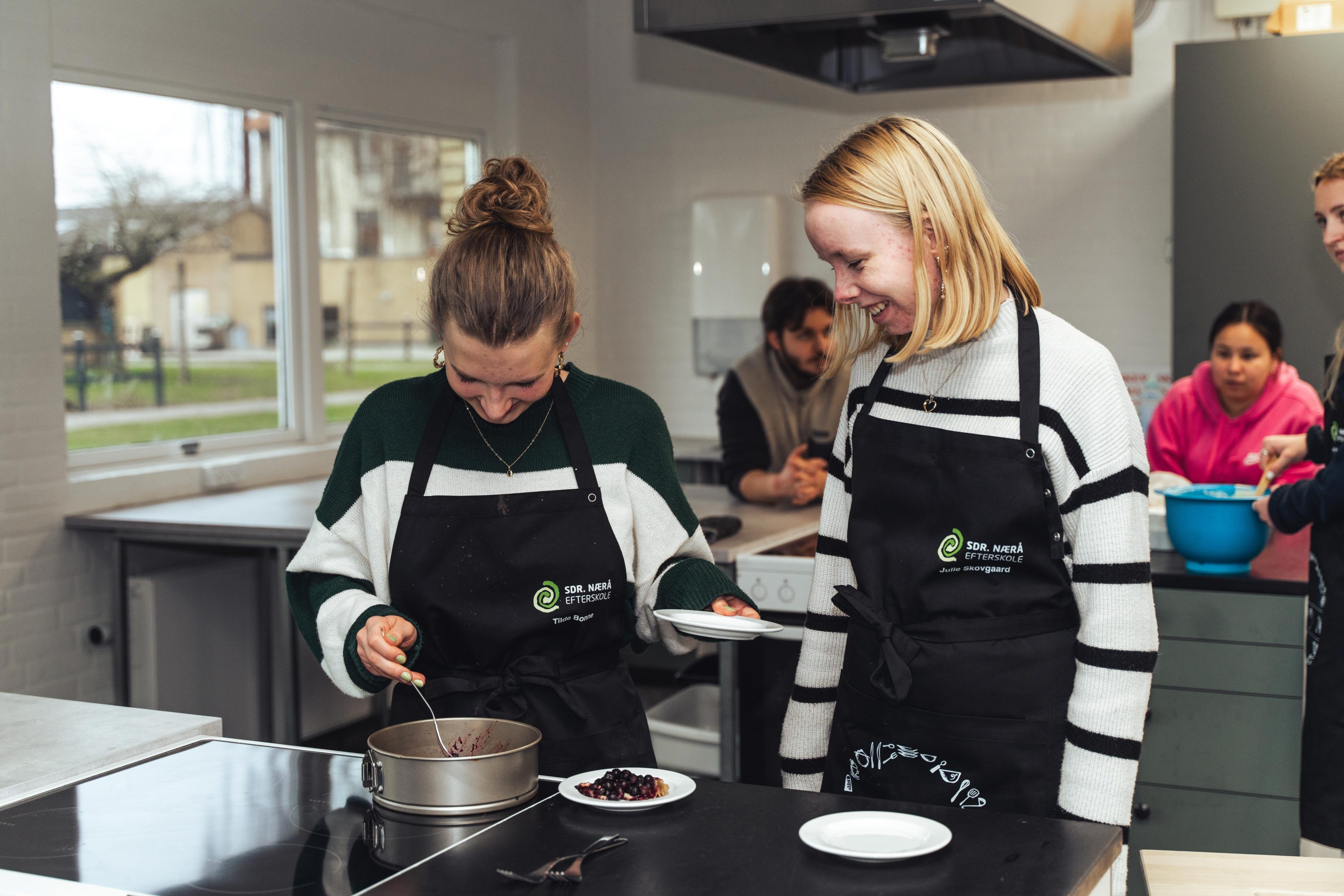To piger laver mad på efterskole med gastronomi