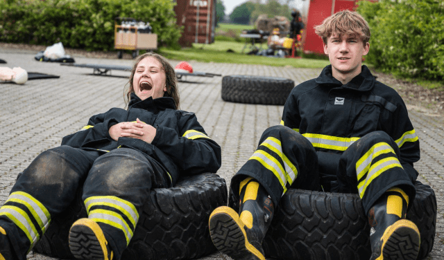 Brand og politi elever i tøj