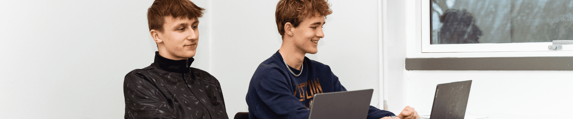 Computer To elever sidder til time på efterskole til ordblinde