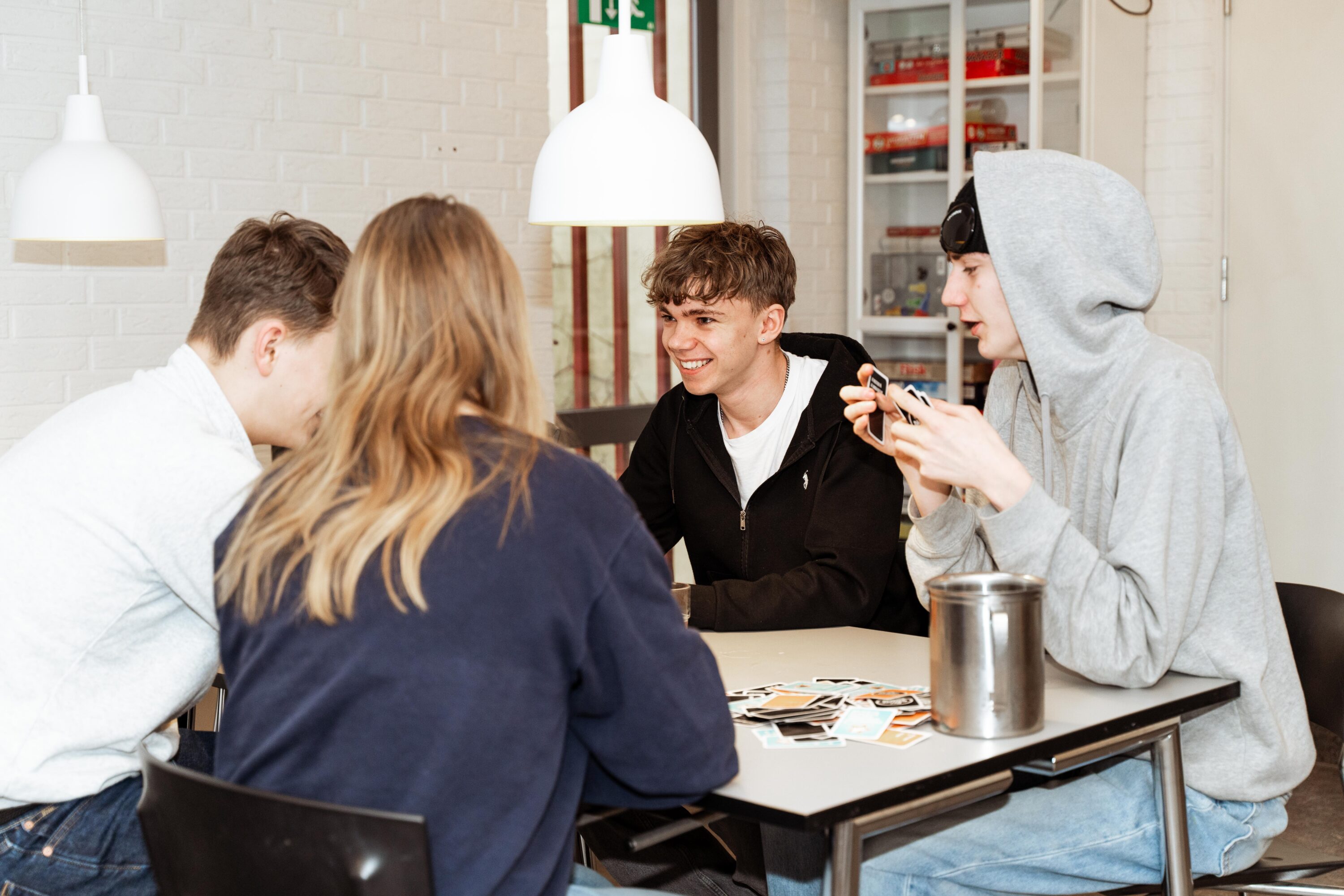 DSC06621 Elever spiller Uno på efterskole til ordblinde